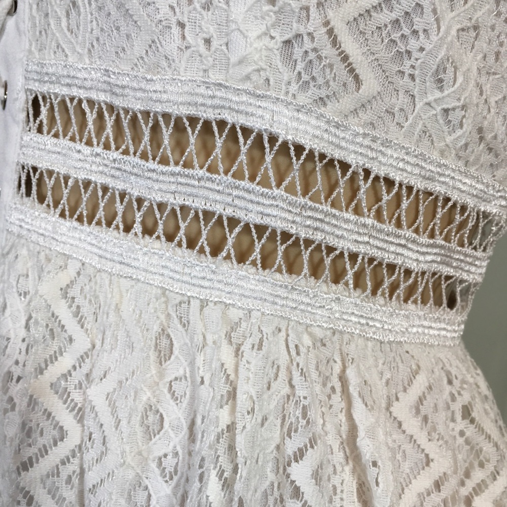 BEAUTIFULLY DETAILED LACE DRESS - Picture 5 of 7